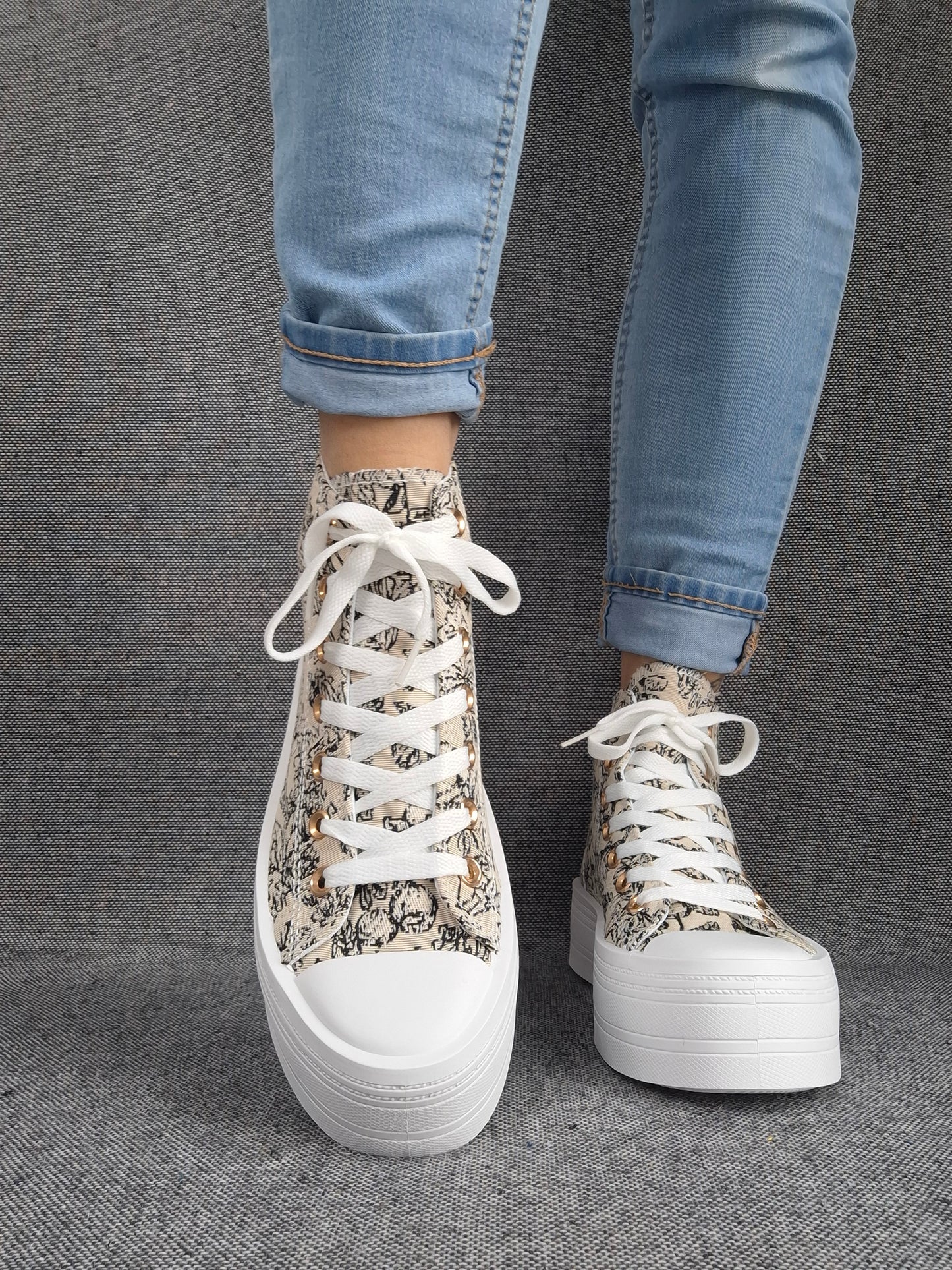 Chaussures baskets hautes en tissu toile beige toile de jouy noir semelles compensées