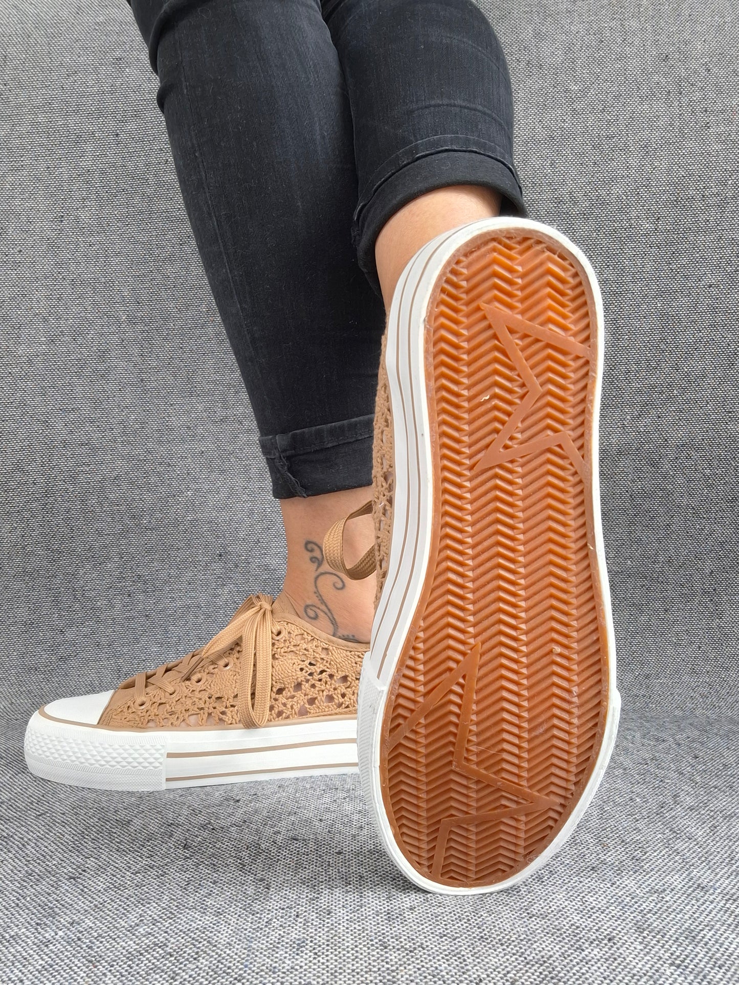 Chaussures baskets basses à dentelle beige foncé en tissu style converse