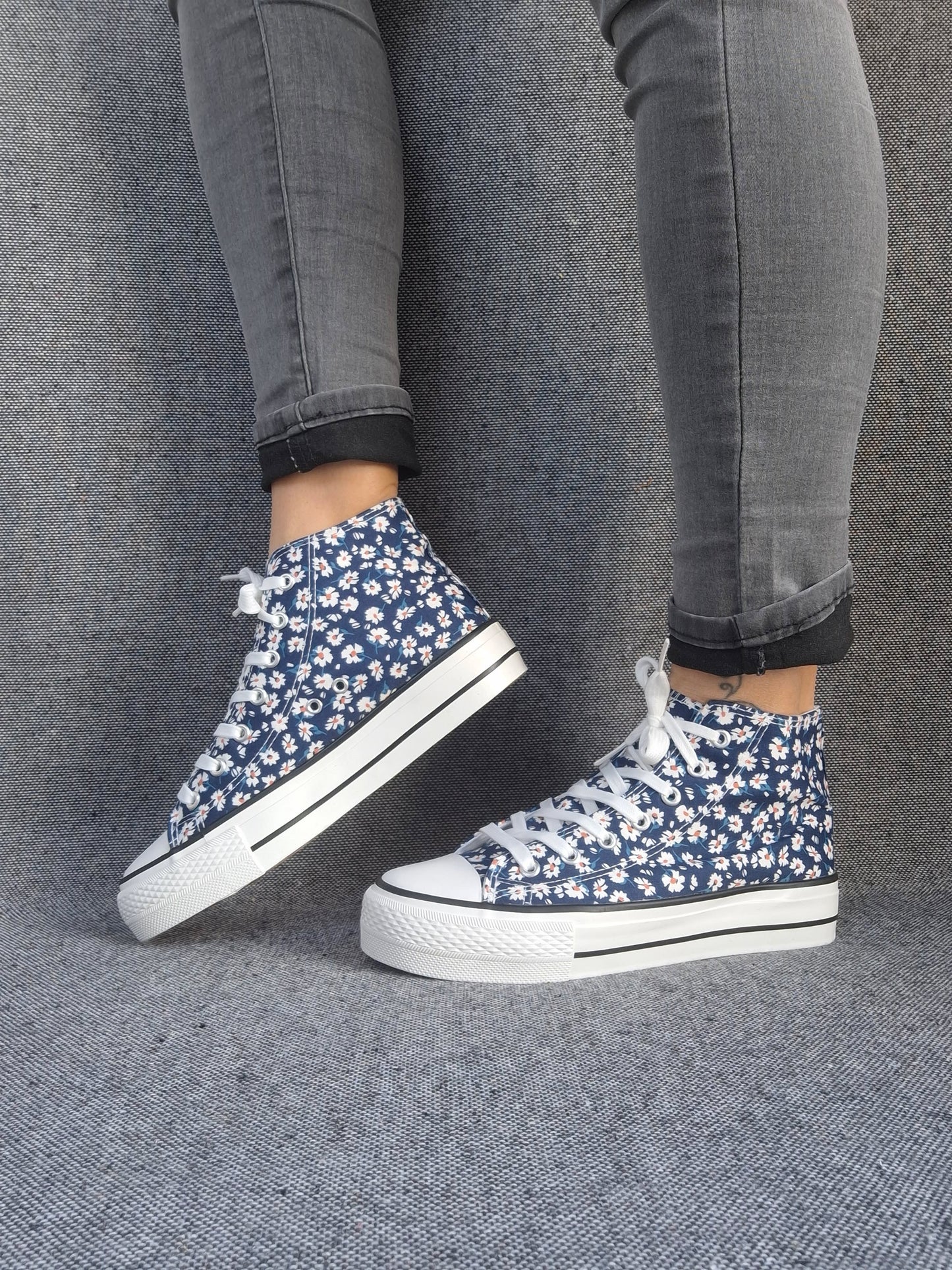 Chaussures baskets hautes motifs liberty fleurs bleu marine en tissu style converse