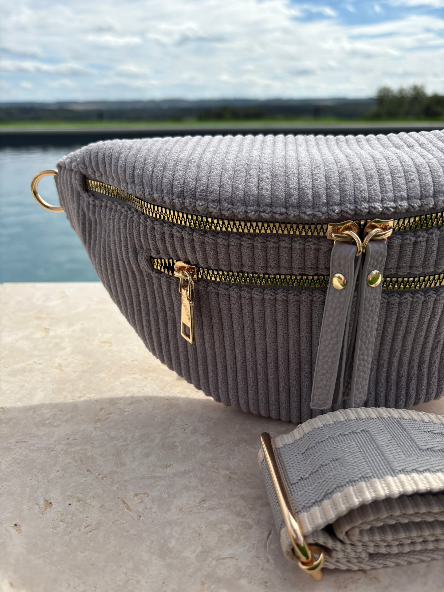 Sac banane velours côtelé 2 poches gris sangle fantaisie
