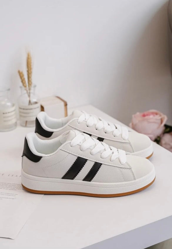 Chaussures baskets basses blanches à rayures noires style campus