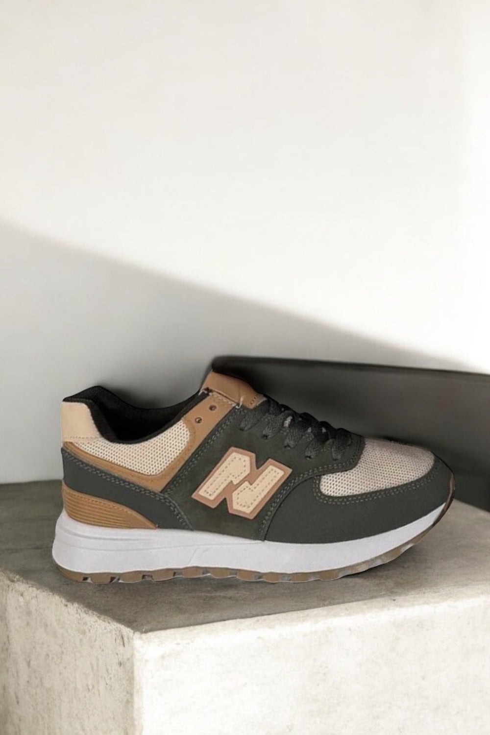 Chaussures baskets basses kaki et beige style sneakers new balance