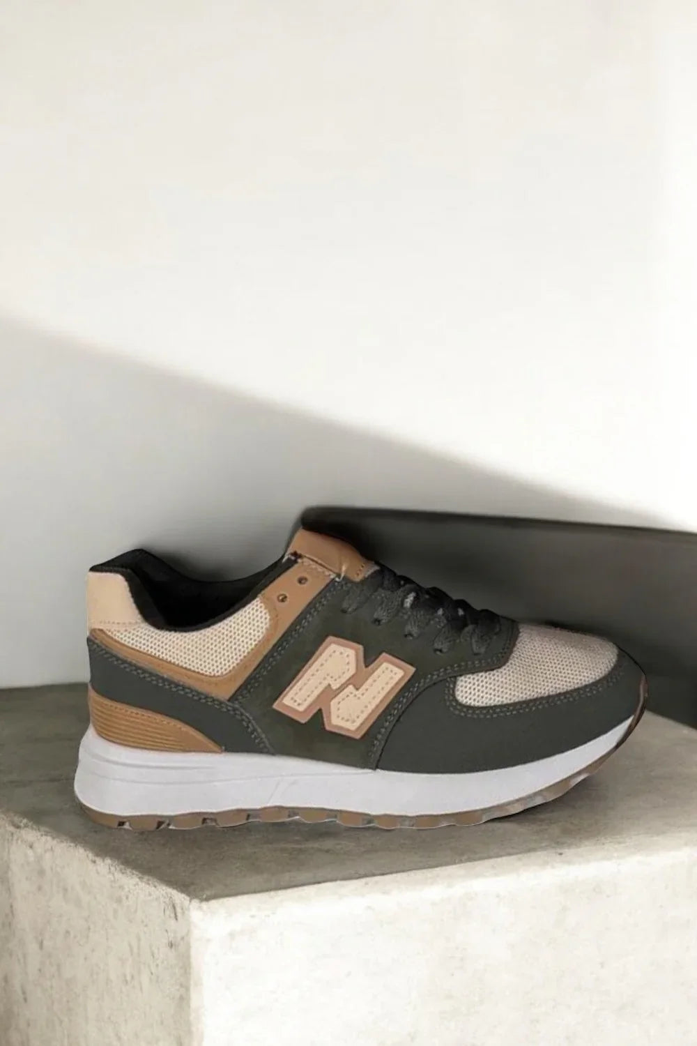 Chaussures baskets basses kaki et beige style sneakers new balance