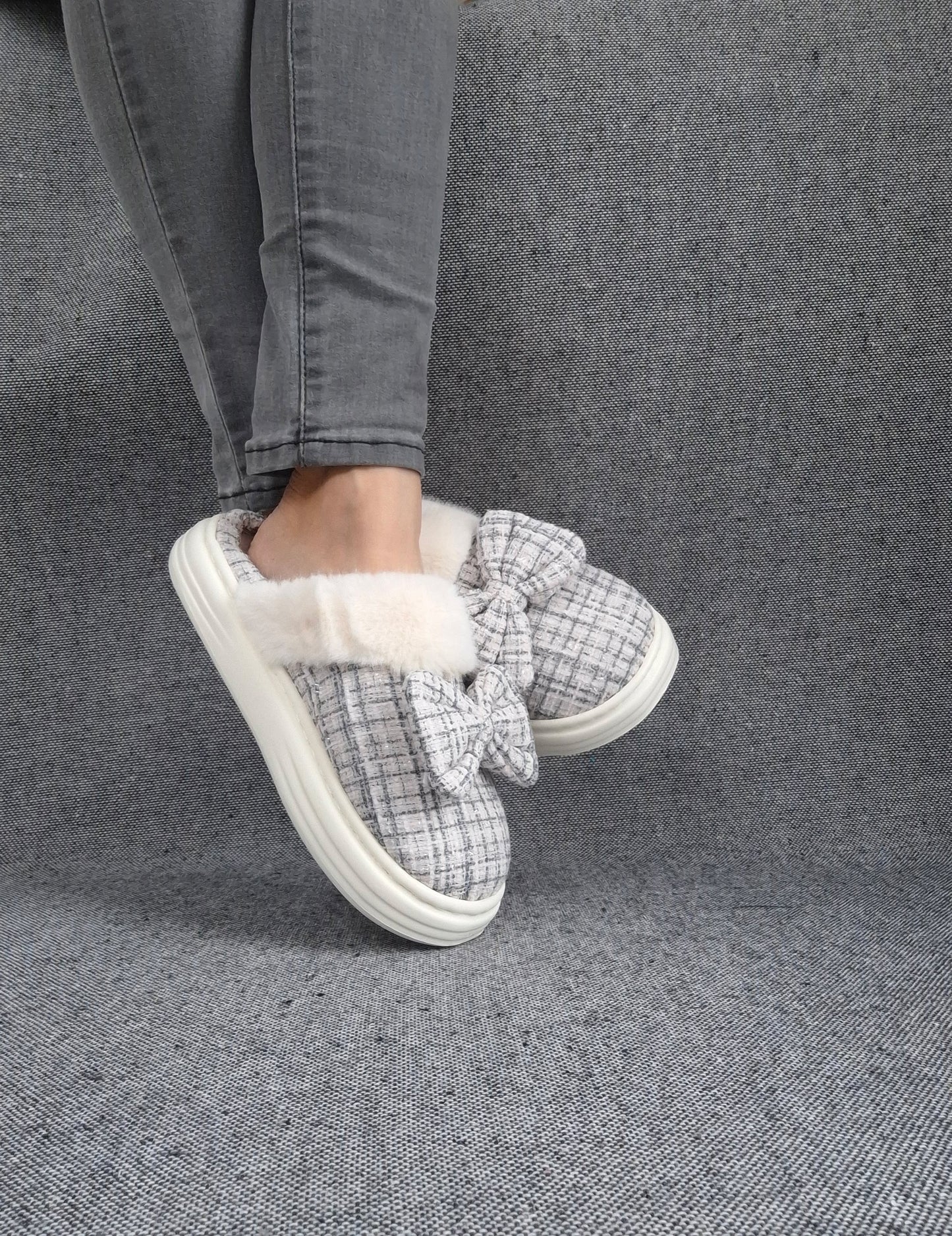 Chaussons fourrés bleu et blanc en tissu à carreaux avec noeud