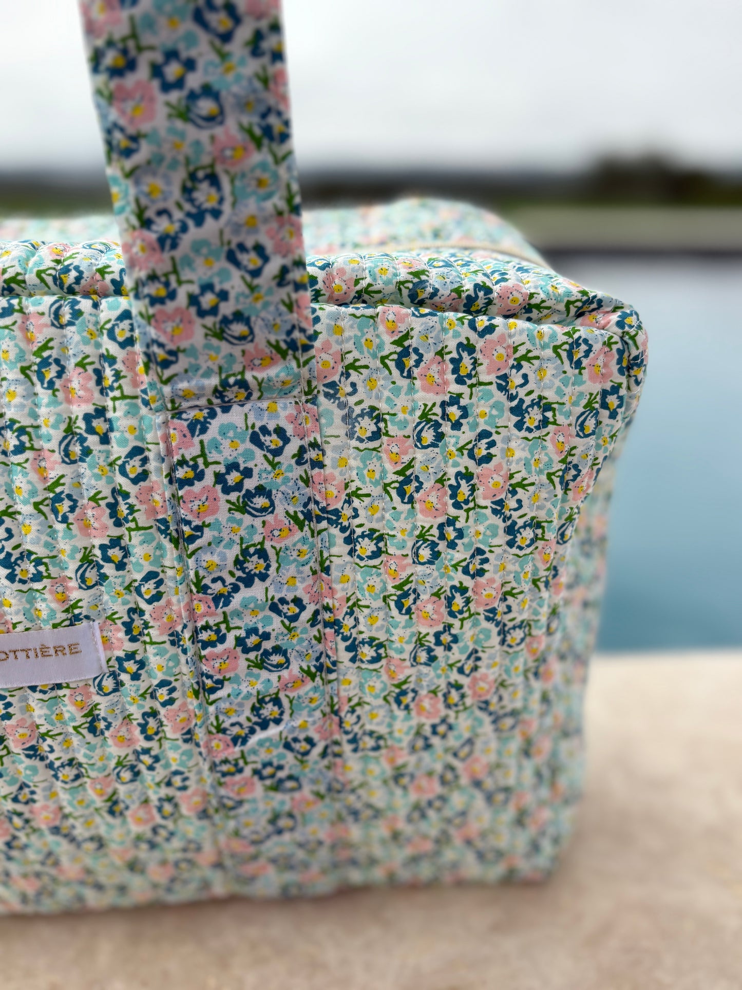 Sac week-end polochon en coton matelassé liberty fleuri bleu turquoise et touches orange