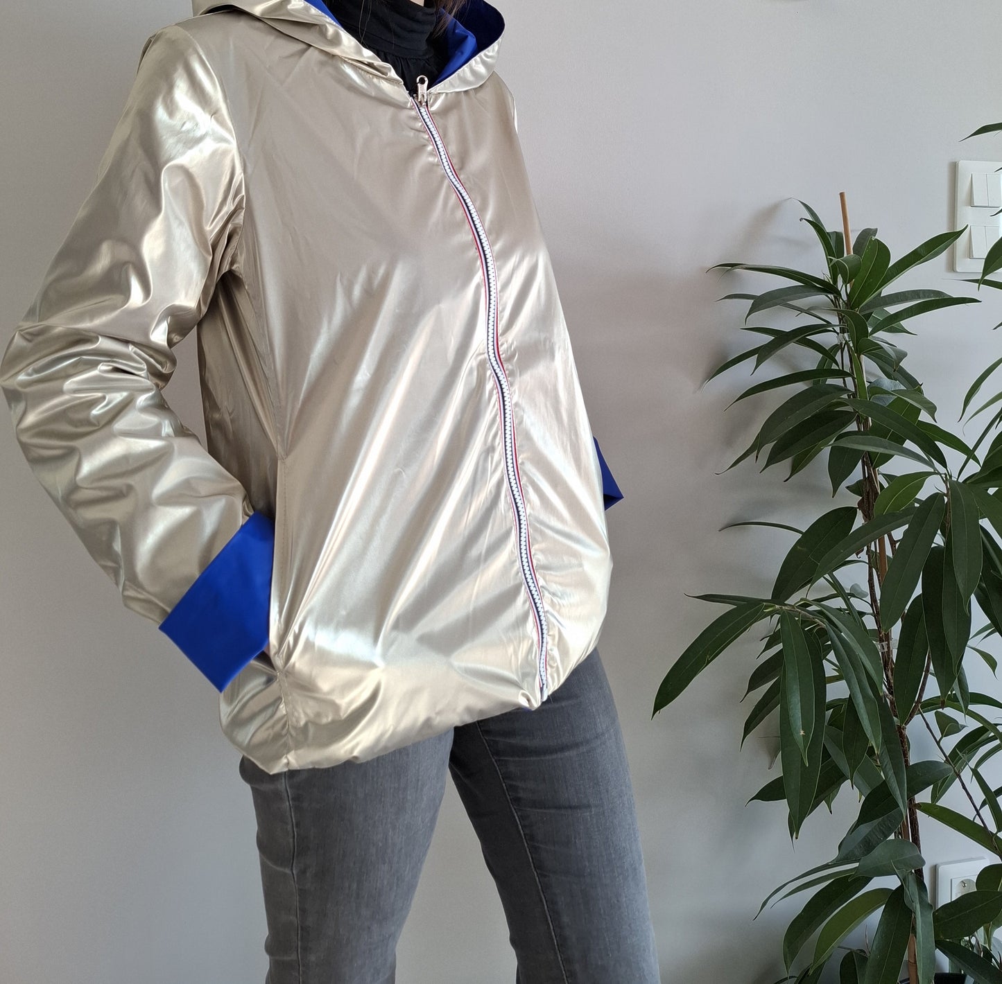 Laura Jo - Imperméable réversible court sans garnissage ouate couleur bleu électrique doré