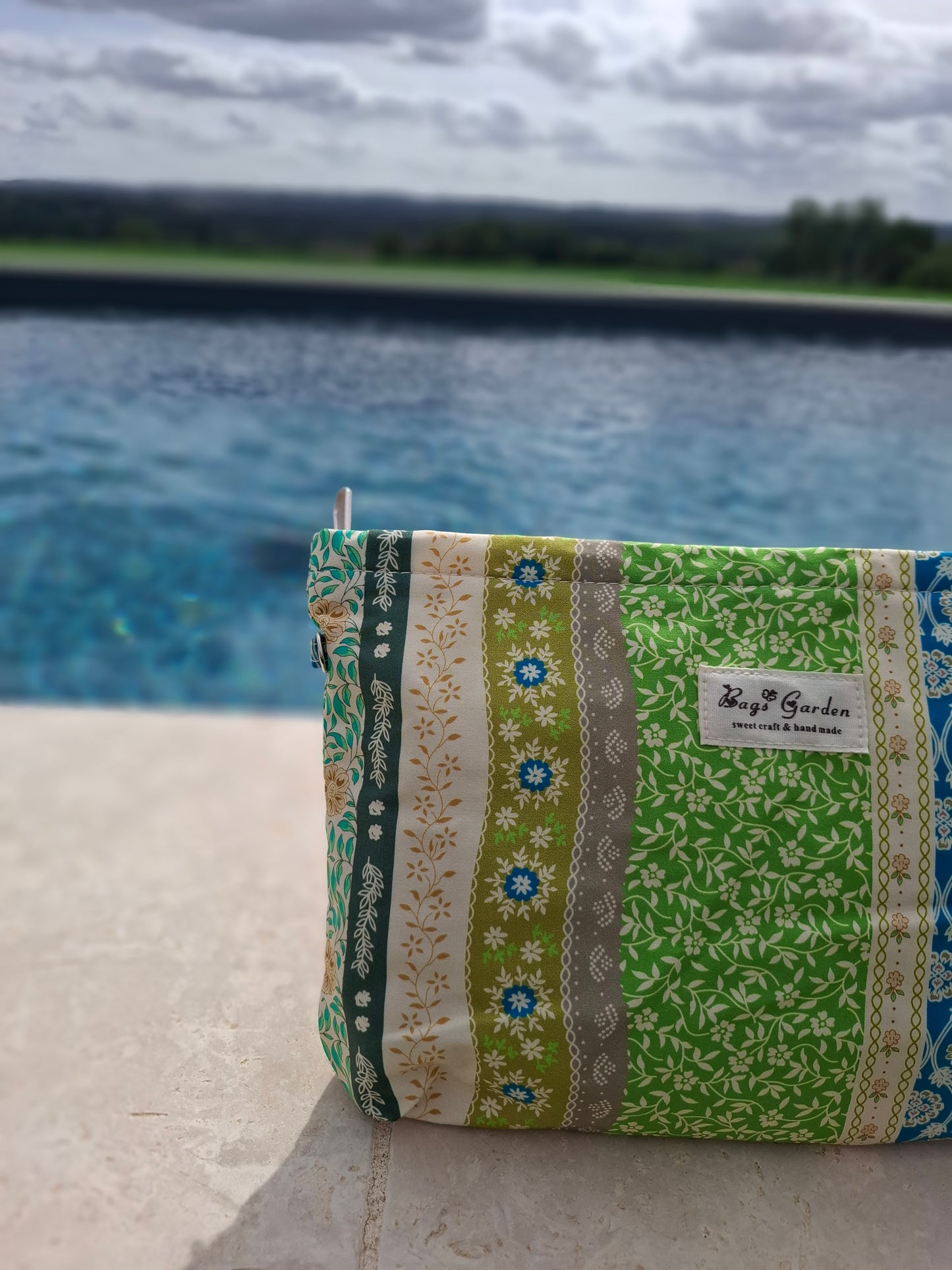 Trousse en tissu imperméabilisé motifs patchwork multicolores imprimés floraux et géométriques vert beige bleu