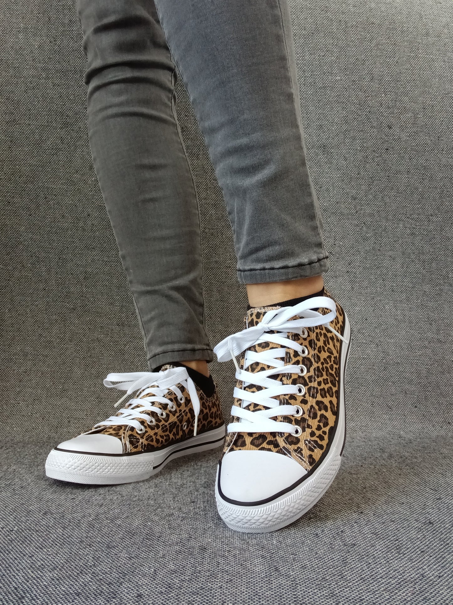 Chaussures baskets basses tissu léopard style converse