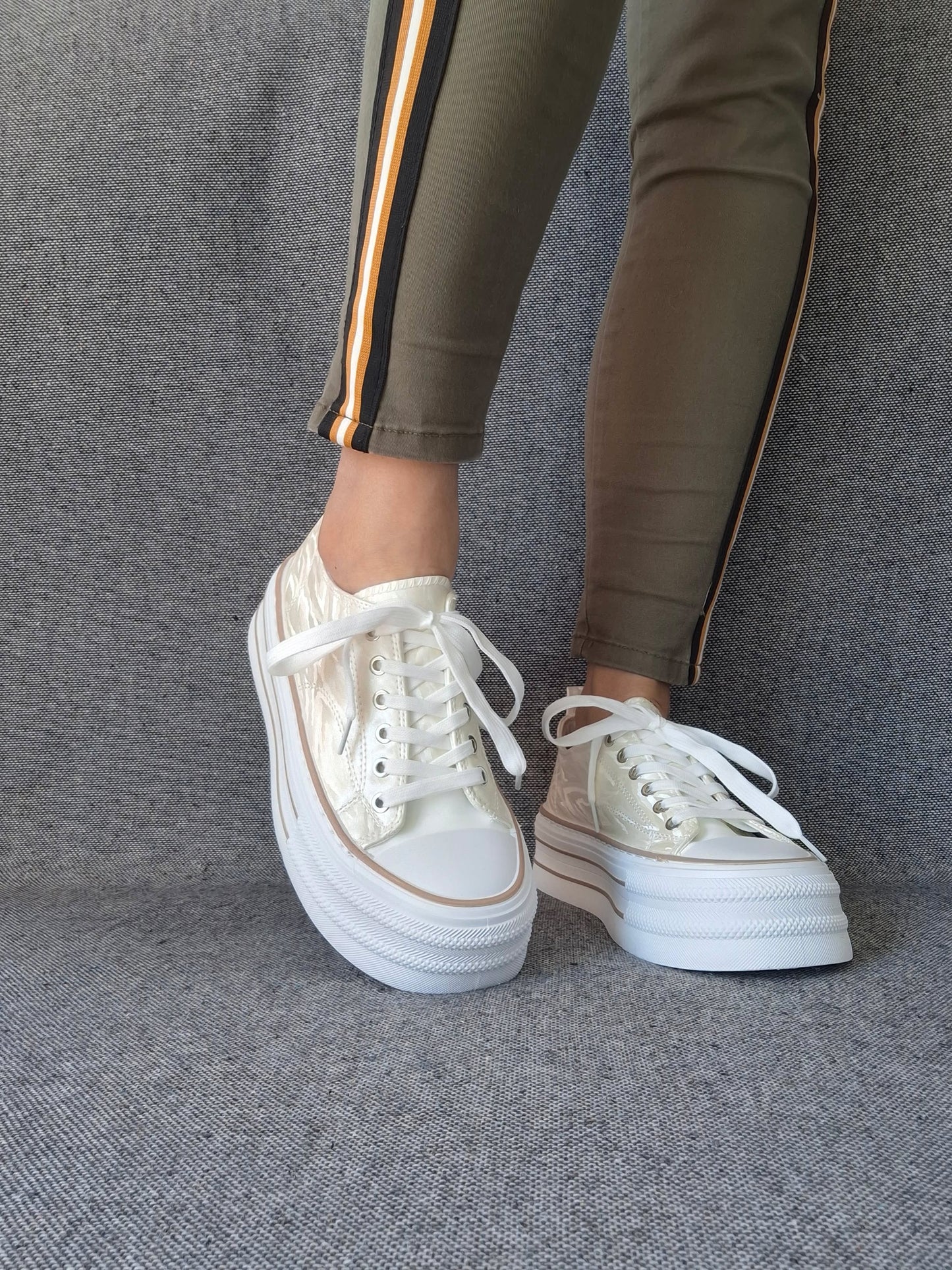 Chaussures baskets basses semelle compensée tissu rigide beige irisé avec motifs zebré style converse plateforme