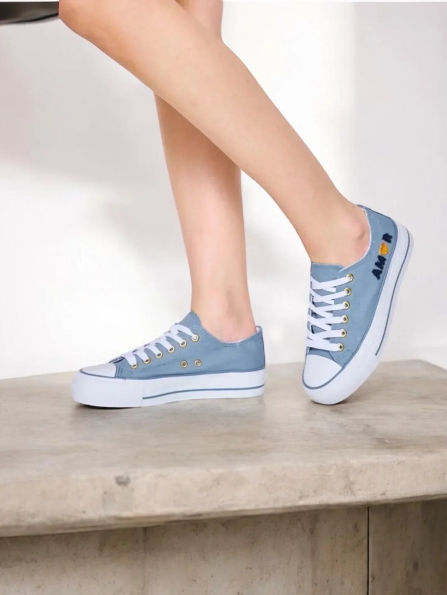 Chaussures baskets basses en toile bleu denim avec inscription “Amor” style converse