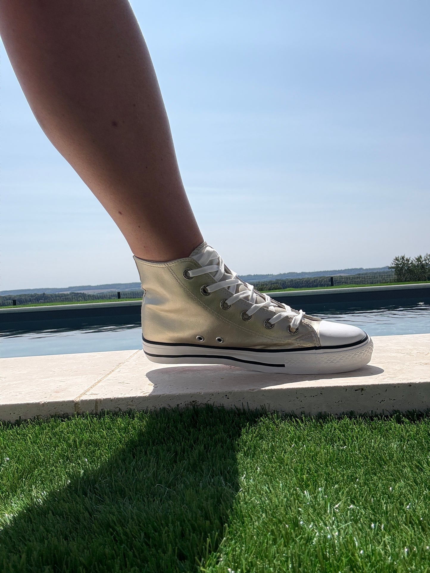 Chaussures baskets hautes dorées et blanc type converse
