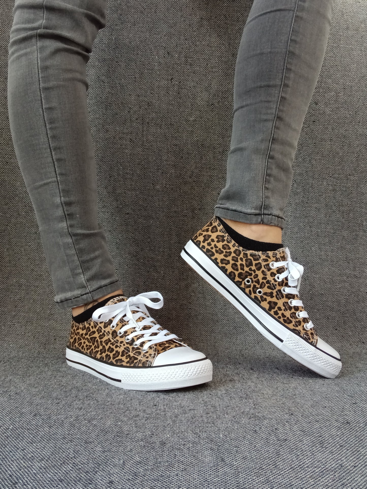 Chaussures baskets basses tissu léopard style converse