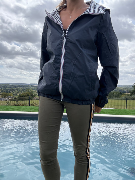 New Lolo - Manteau court mi fesses léger imperméable réversible bleu marine capuche intérieur marin rayé bleu marine blanc