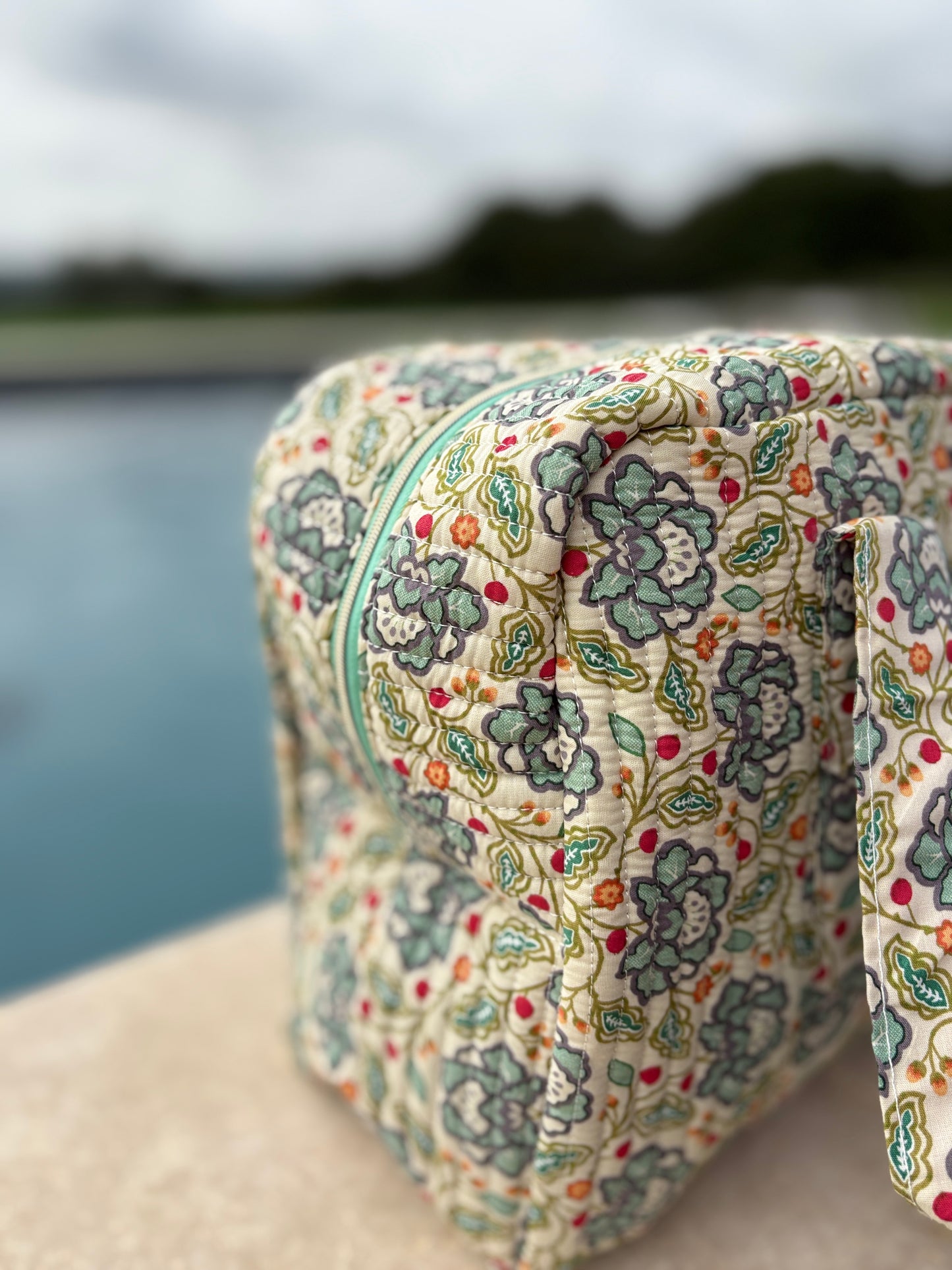 Sac week-end polochon en coton matelassé blanc liberty fleuri jaune et bleu