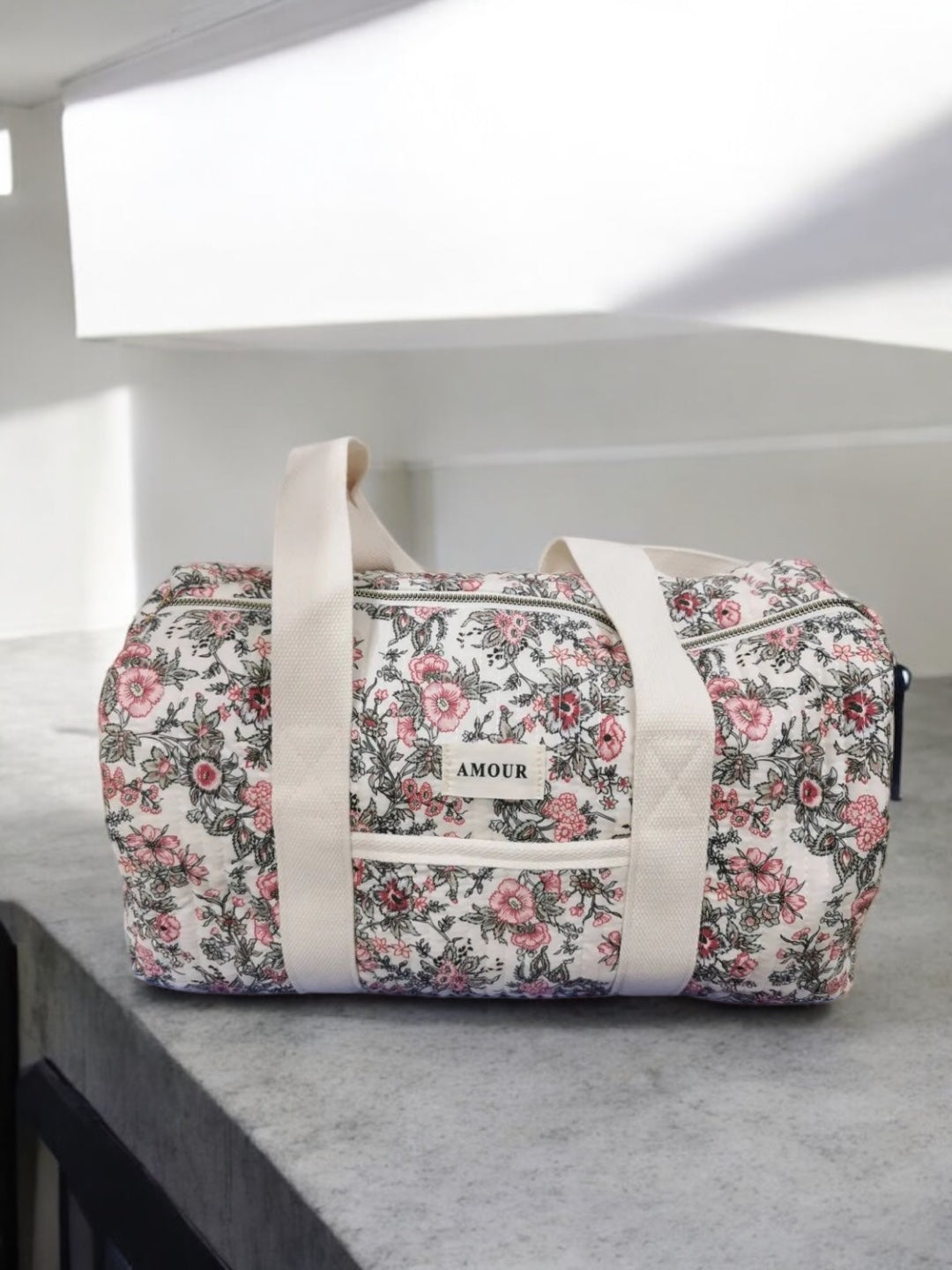 Nouveautés - Sac polochon blanc en coton liberty fleuri noir et rose