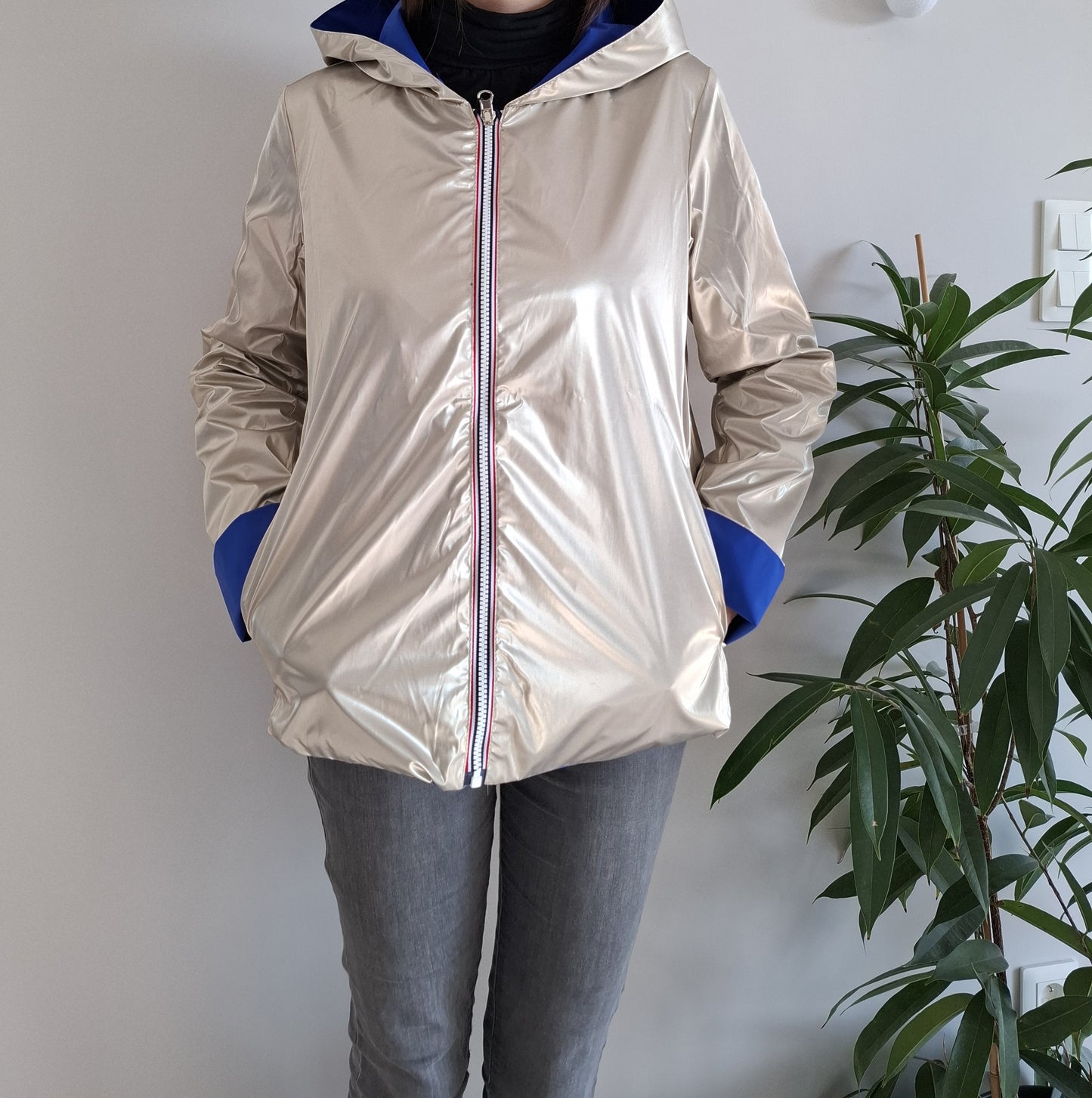 Laura Jo - Imperméable réversible court sans garnissage ouate couleur bleu électrique doré