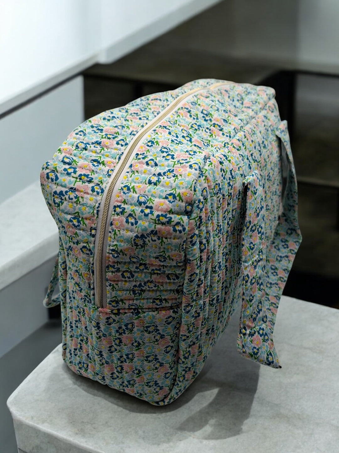 Sac week-end polochon en coton matelassé liberty fleuri bleu turquoise et touches orange