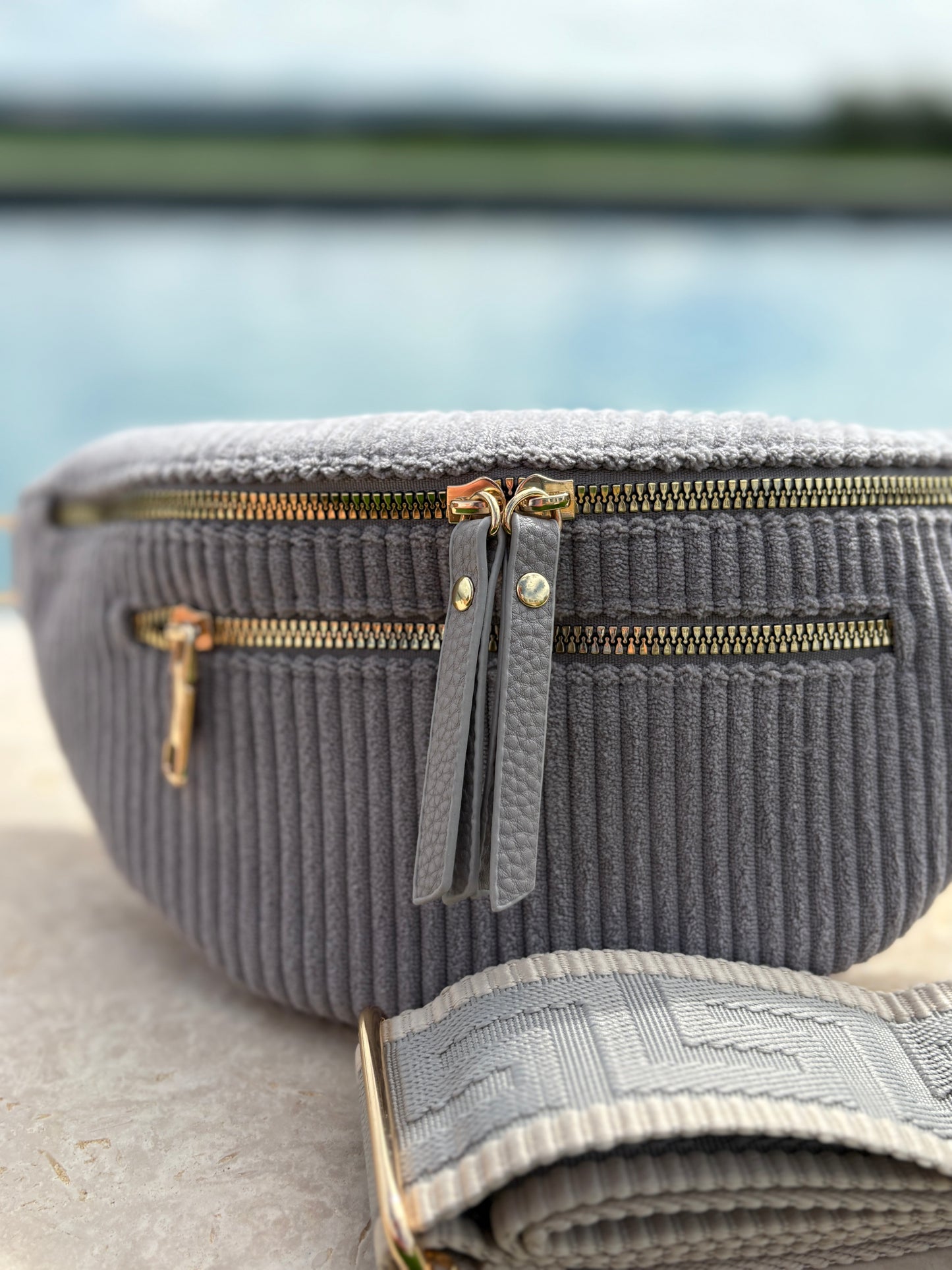 Sac banane velours côtelé 2 poches gris sangle fantaisie