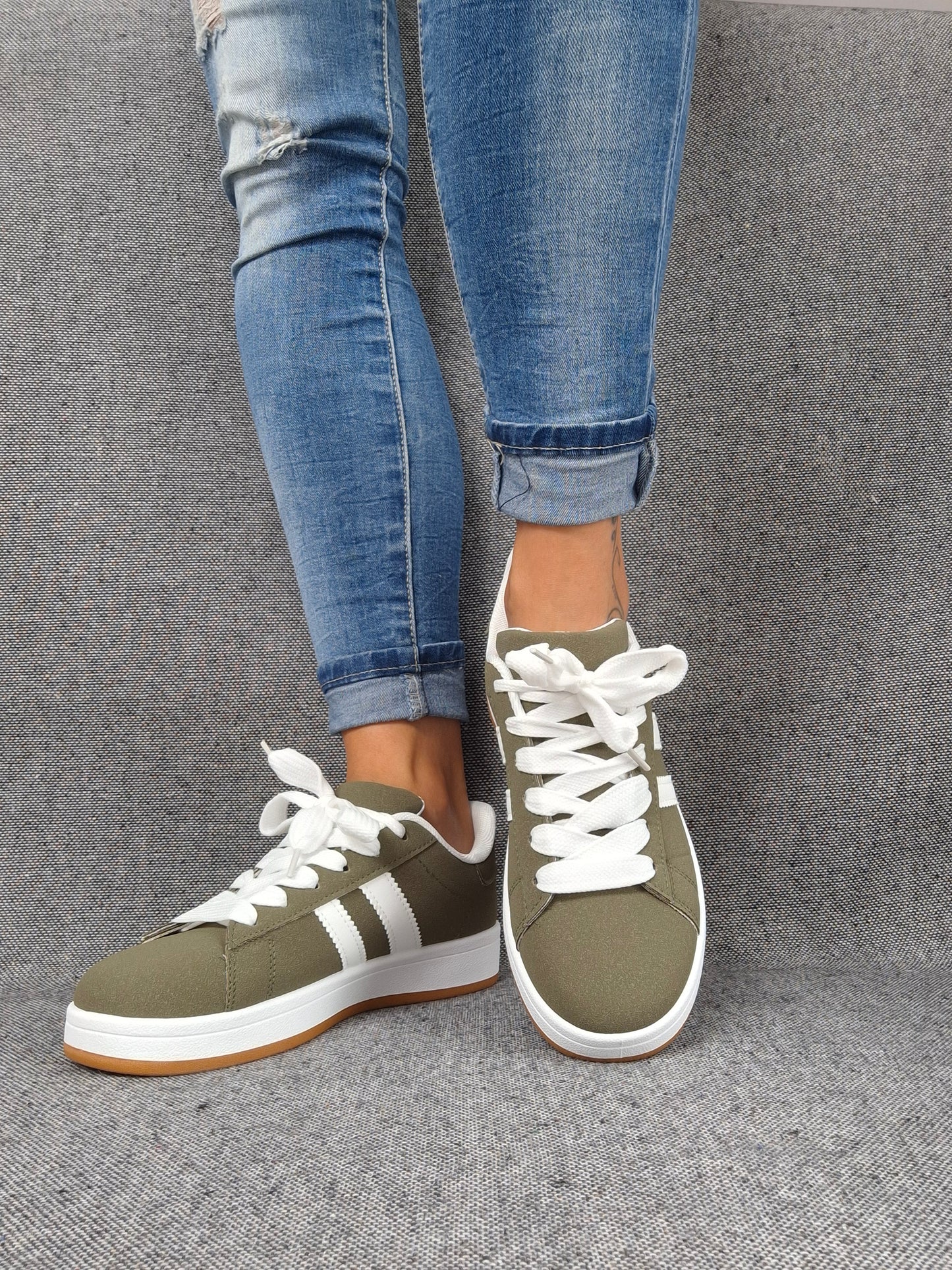 Chaussures baskets basses kaki vert olive à bandes blanches style campus