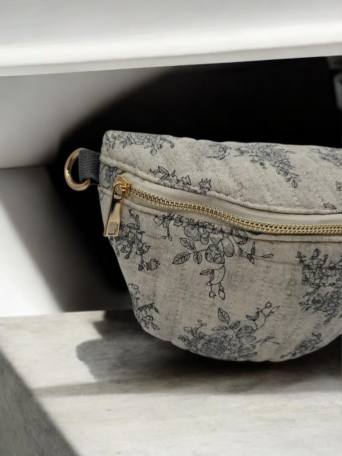 Sac banane en coton matelassé liberty blanc motif floral gris