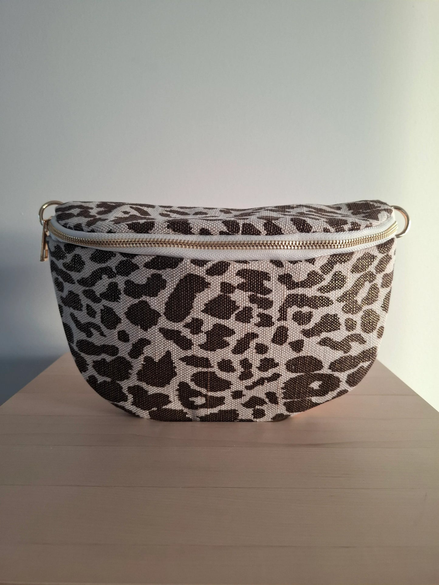 Riñonera de tela con estampado de leopardo en tonos marrones y beiges