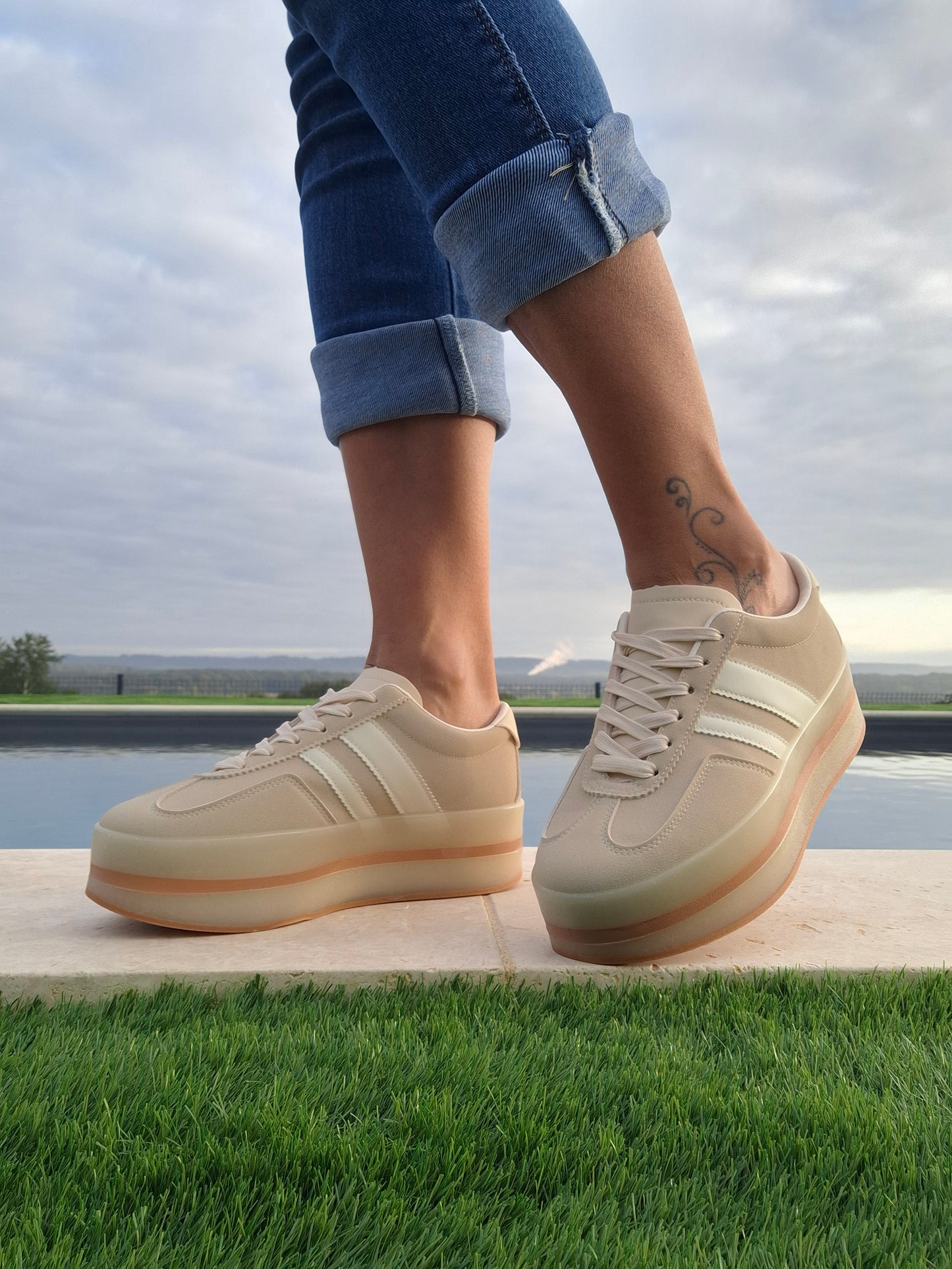 Chaussures baskets basses compensées beige blanc style sneakers campus