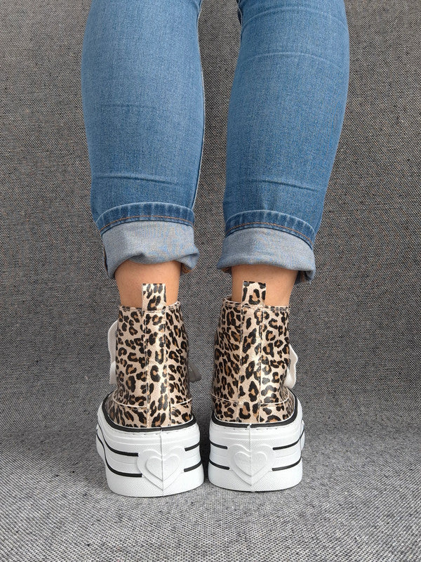 Chaussures baskets hautes semelle compensée en simili motif léopard style converse