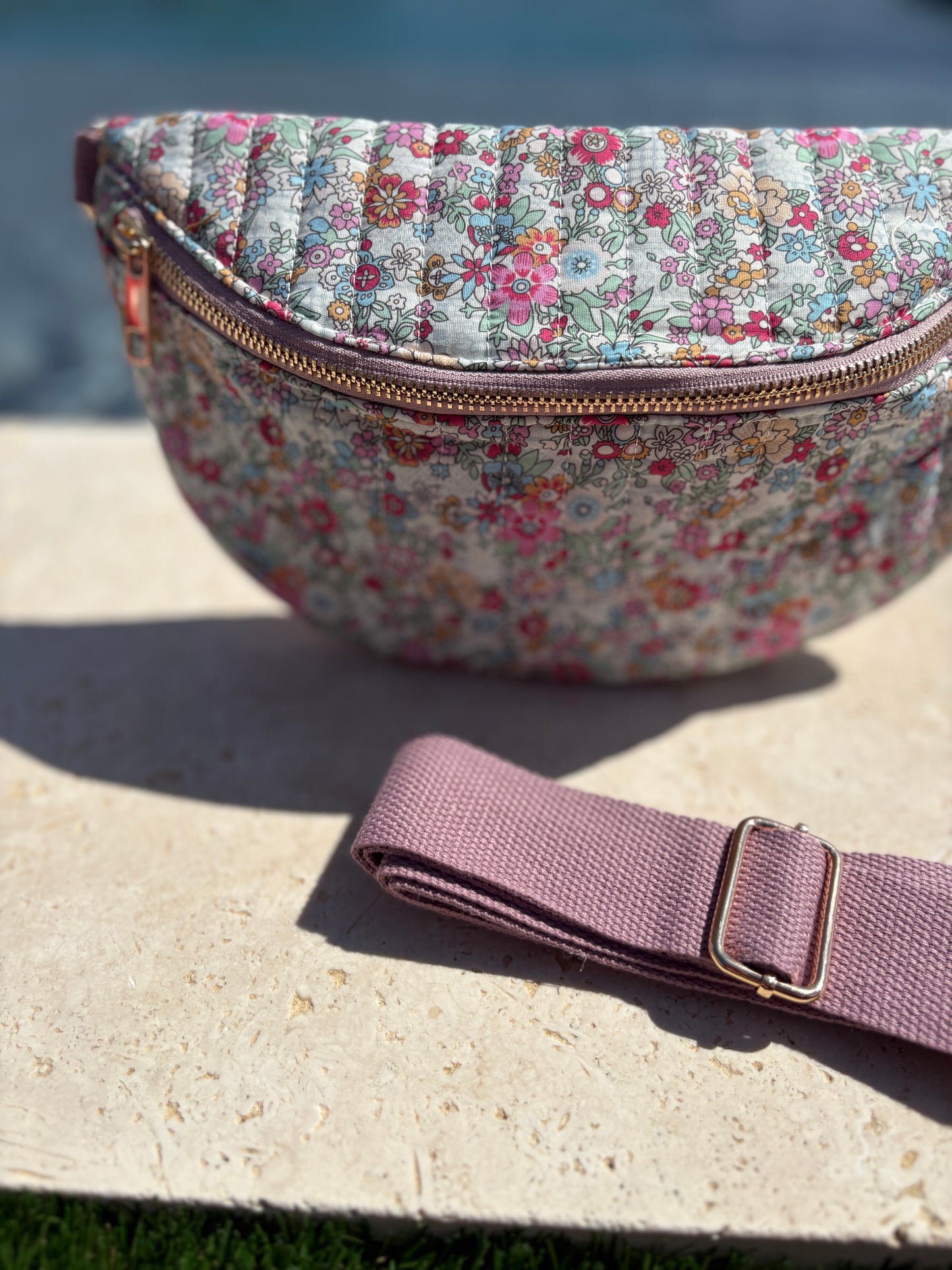 Sac banane en coton matelassé liberty motif fleuris rose pâle