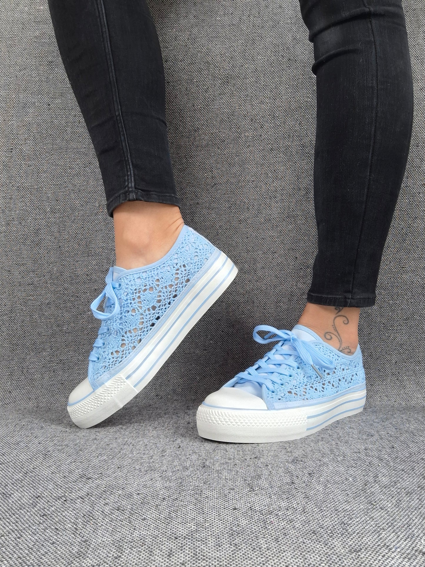 Chaussures baskets basses à dentelle bleu en tissu style converse