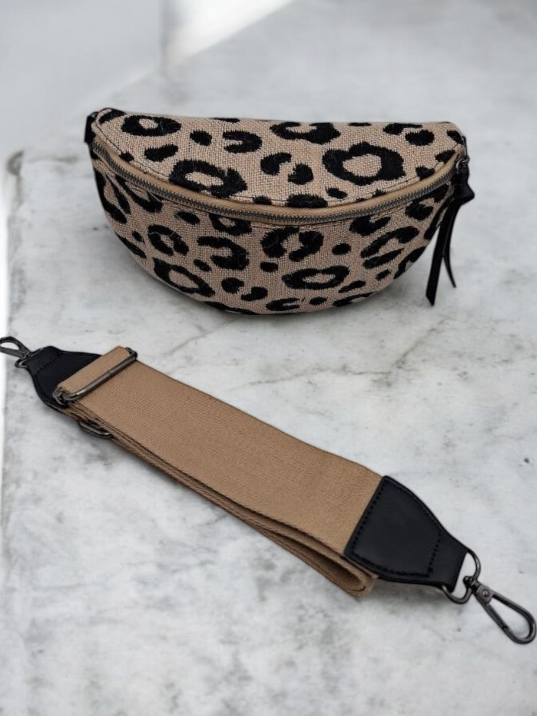 Sac banane une poche en toile de jute léopard noir