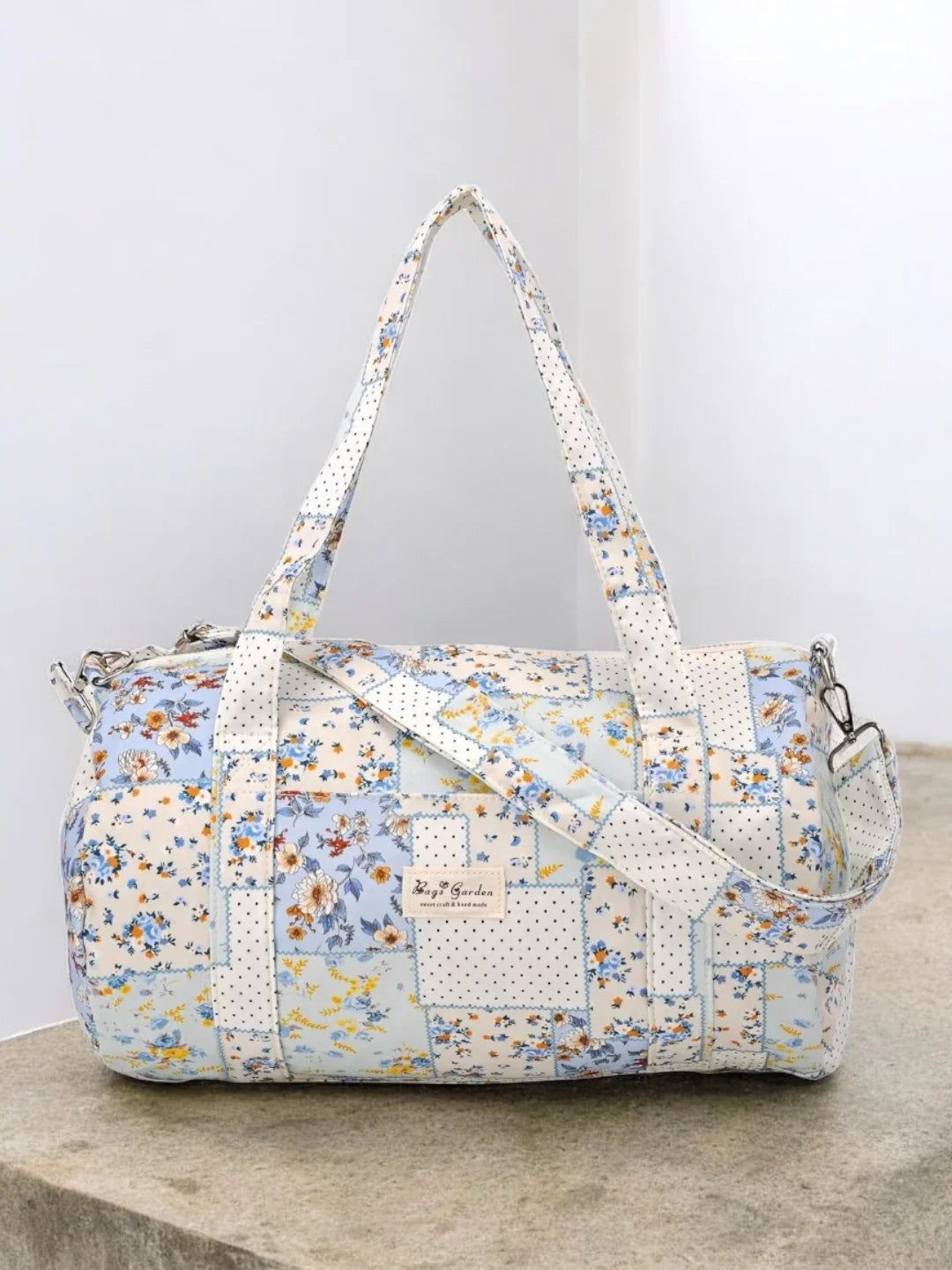 Sac polochon week end de voyage en tissu coton patchwork motifs floraux bleu clair et jaune