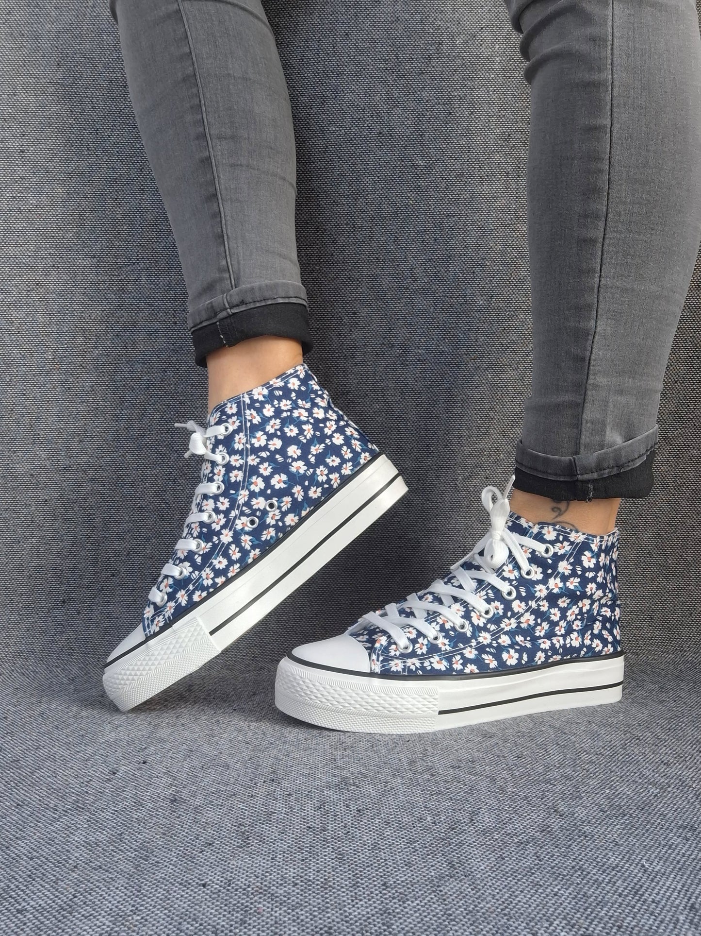 Chaussures baskets hautes motifs liberty fleurs bleu marine en tissu style converse