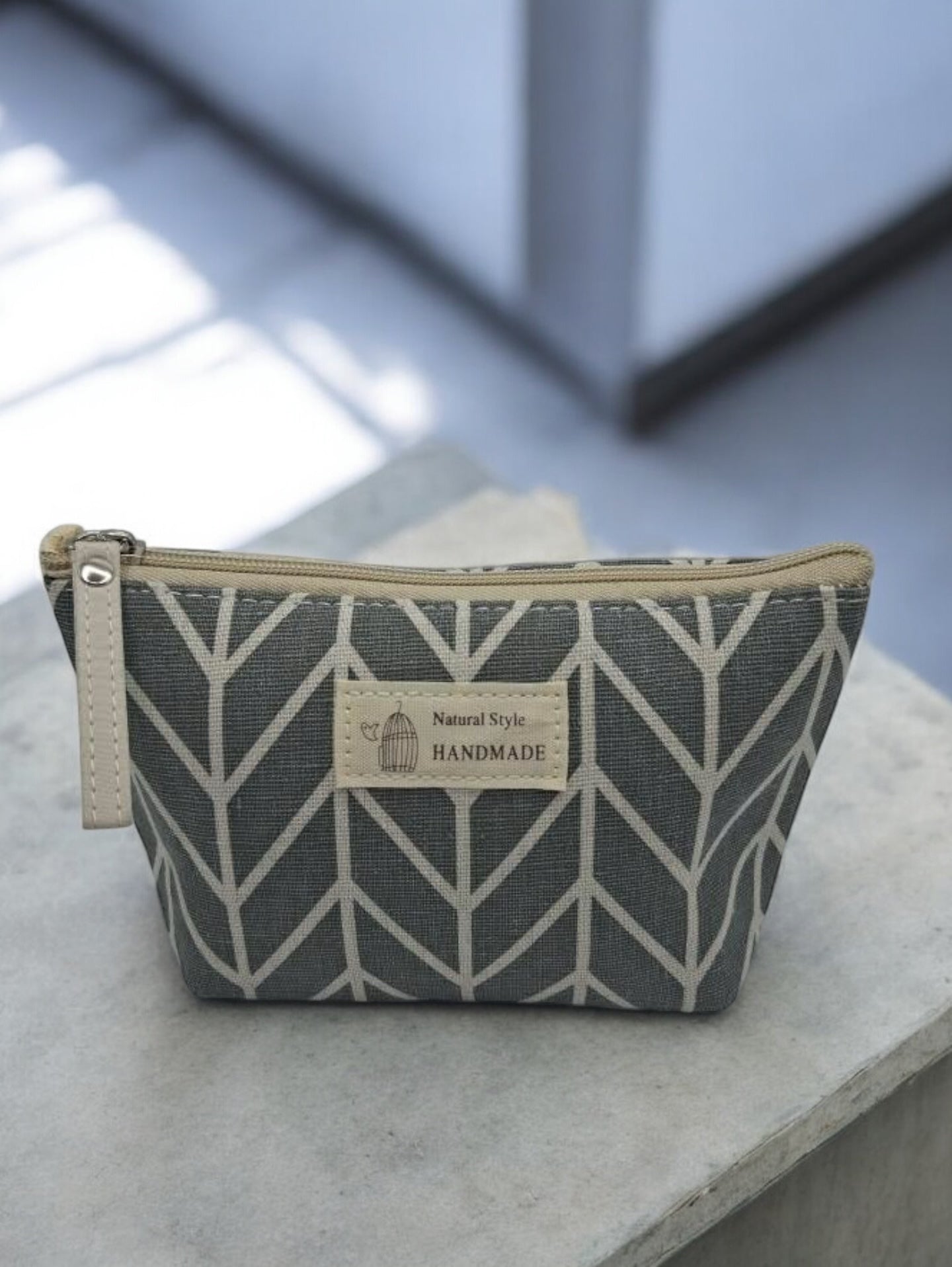 Trousse en coton motif géométrique blanc sur fond gris