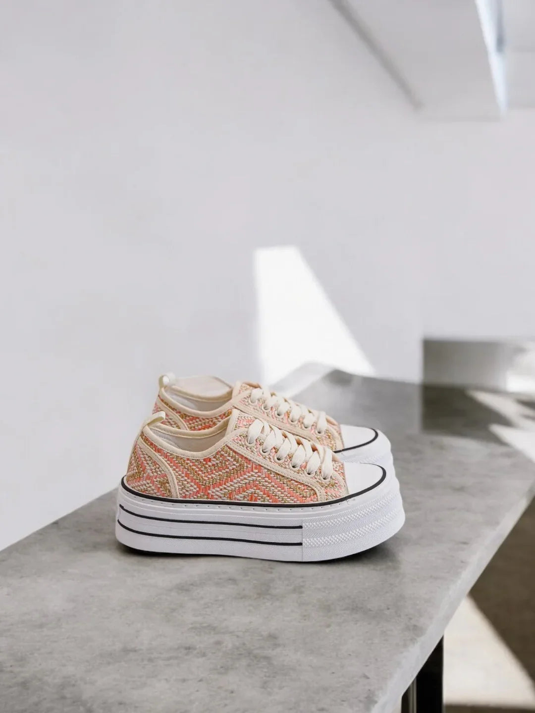 Chaussures baskets effet paille beige rose semelle compensée style converse