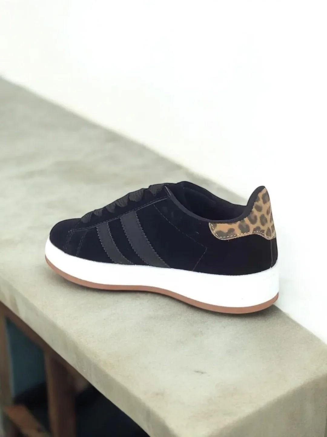 Chaussures baskets basses noires rayures noires motif léopard style campus