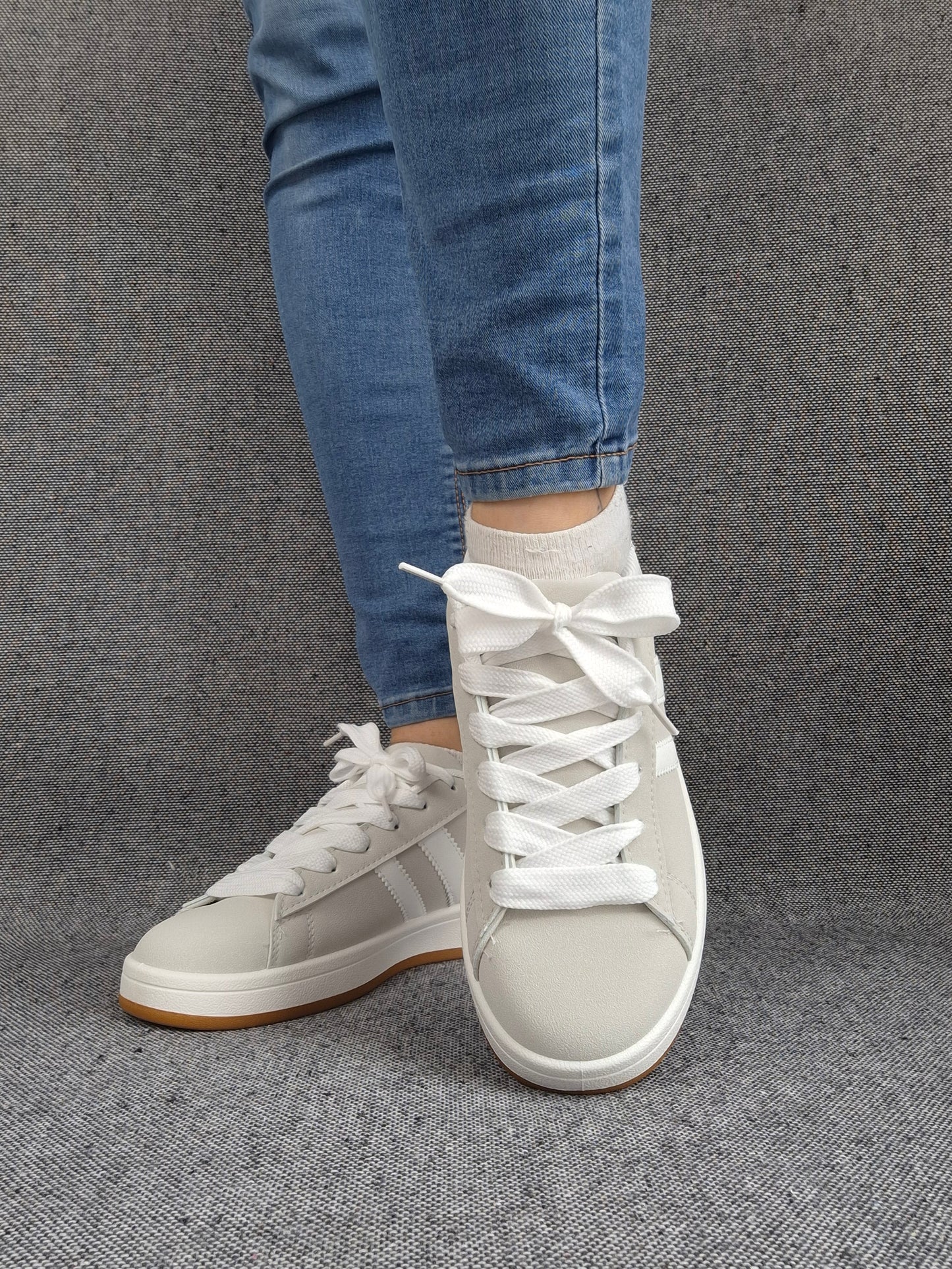 Chaussures baskets basses grises à rayures blanches style sneakers