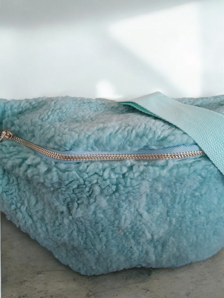 Sac banane XXL bleu ciel peluche teddy moumoute 1 poche