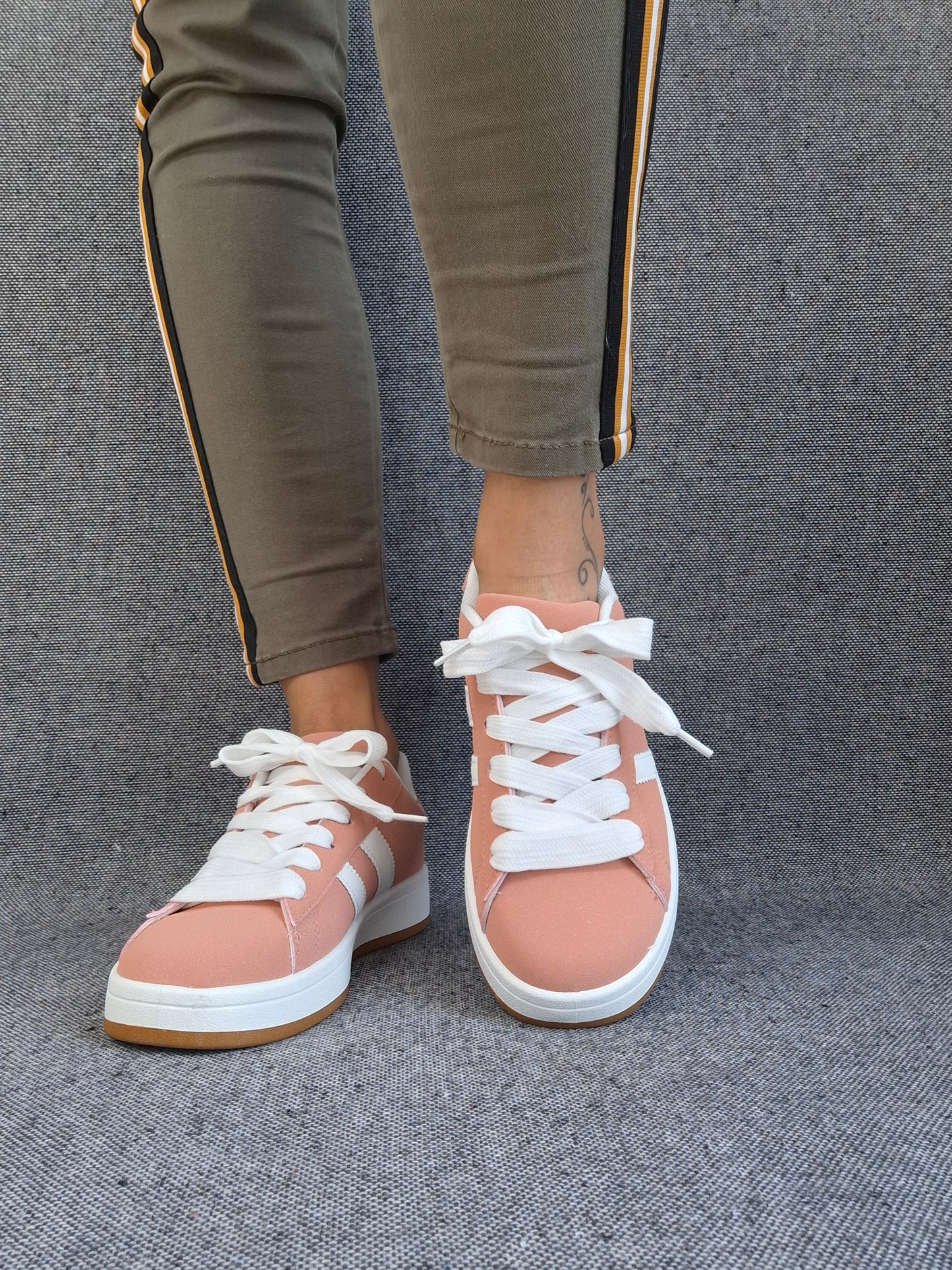 Chaussures baskets basses corail avec bandes blanches style sneakers campus