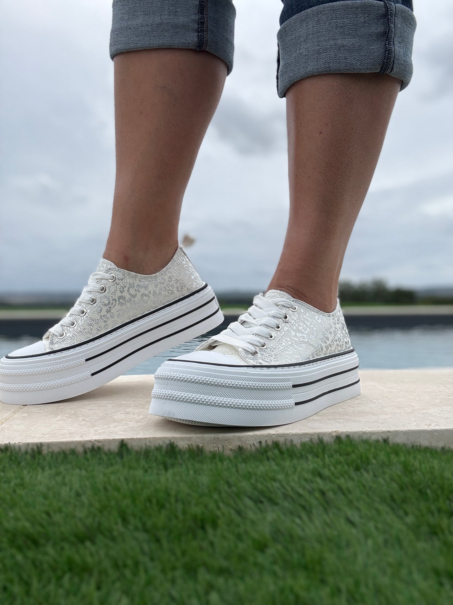 Chaussures baskets basses semelle compensée tissu motif léopard argenté style converse