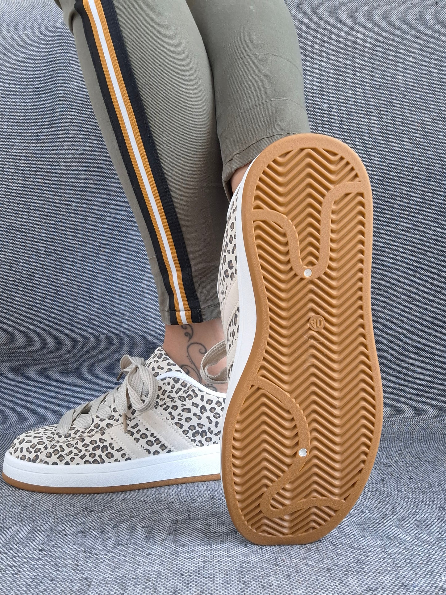 Chaussures baskets basses motif léopard basse en tissu beige style campus
