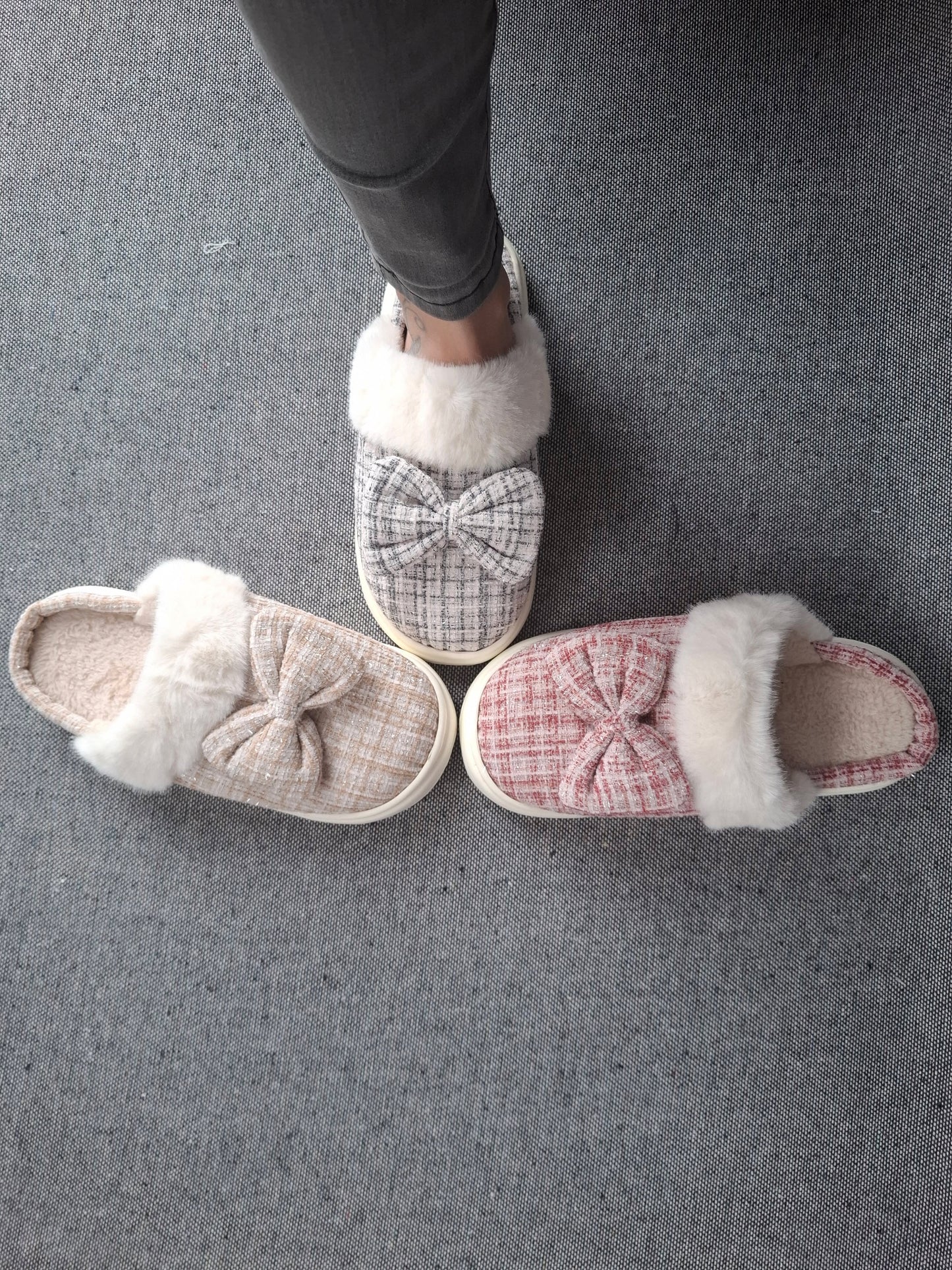 Chaussons fourrés beige et blanc en tissu à carreaux avec noeud