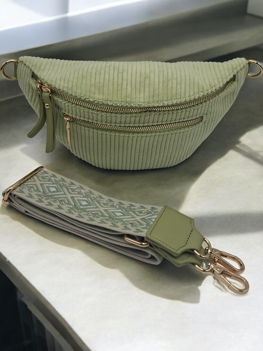 Sac banane velours côtelé 2 poches vert clair vert d'eau sangle fantaisie