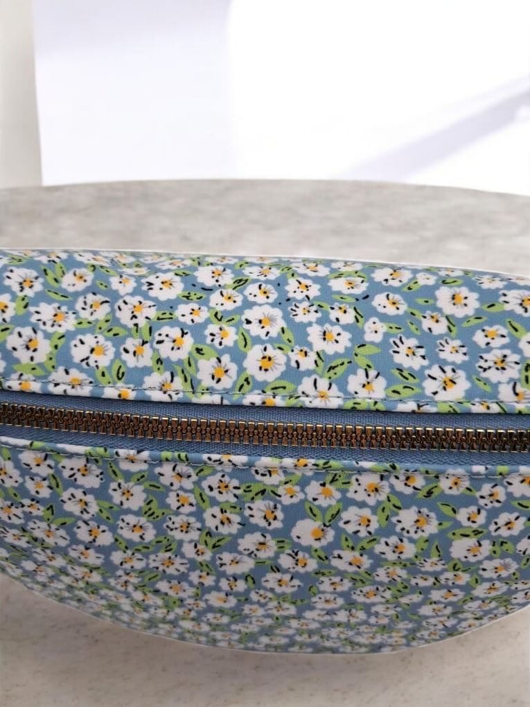 Sac banane en tissu coton liberty bleu motif fleuri blanc