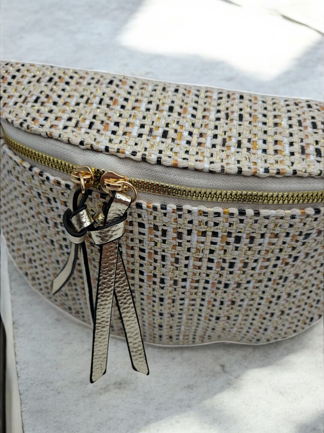 Sac banane en tissu à motif texturé noir, beige et camel sangle fantaisie