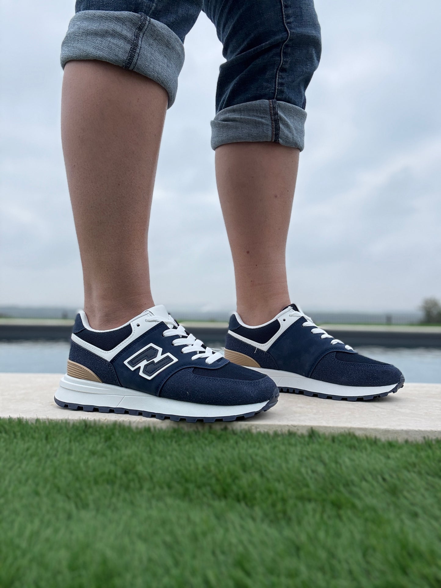Chaussures baskets bleu marine et blanc avec logo stylisé style sneakers