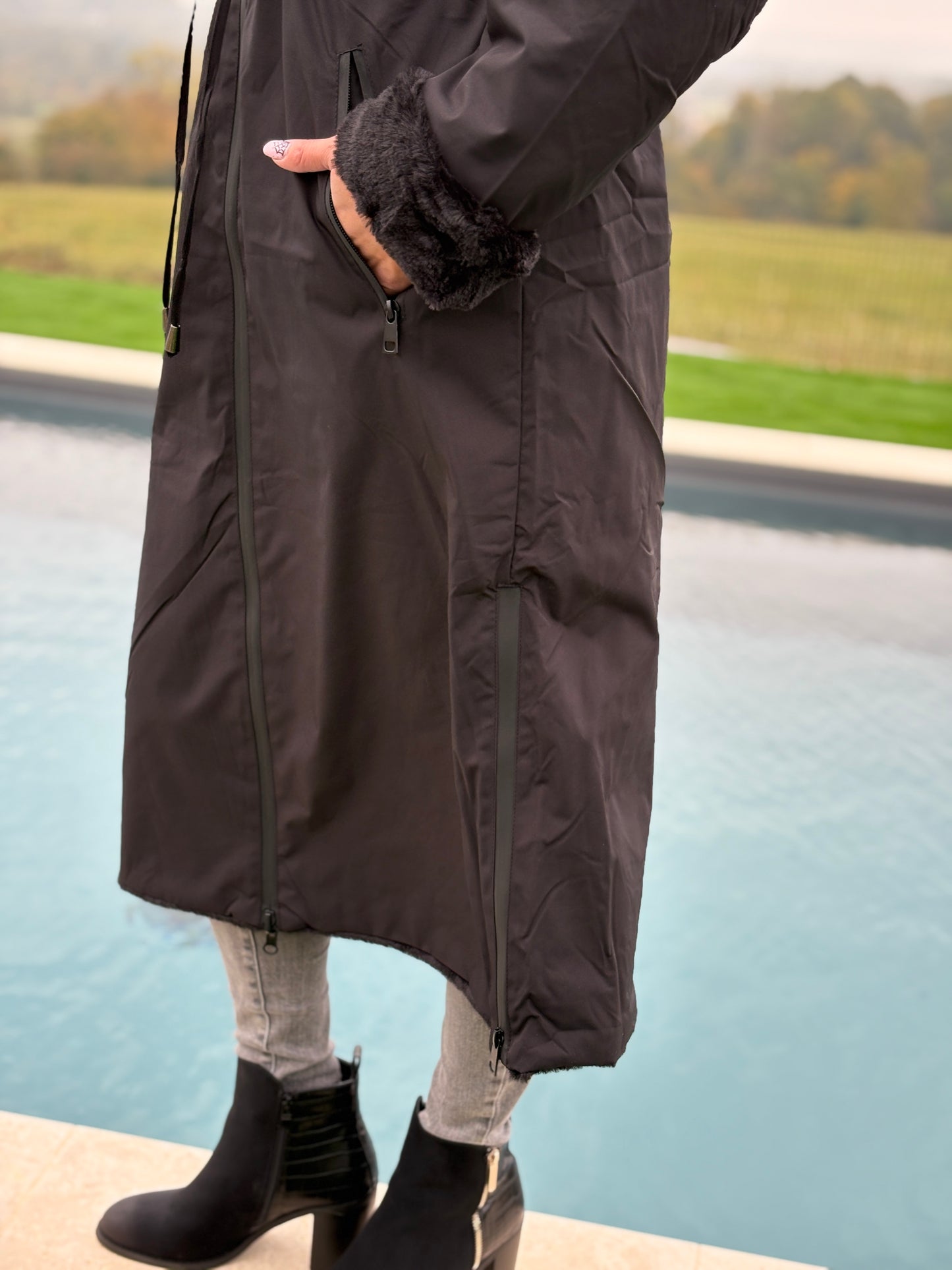 Manteau long réversible noir fausse fourrure avec capuche et cordons de serrage à la taille