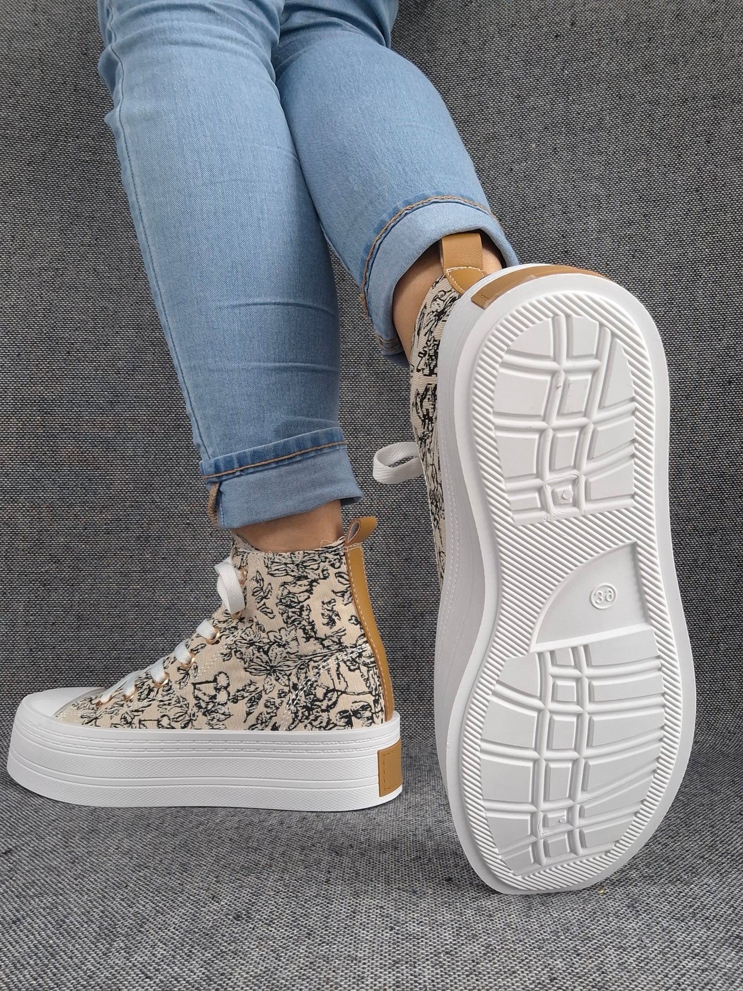 Chaussures baskets hautes en tissu toile beige toile de jouy noir semelles compensées