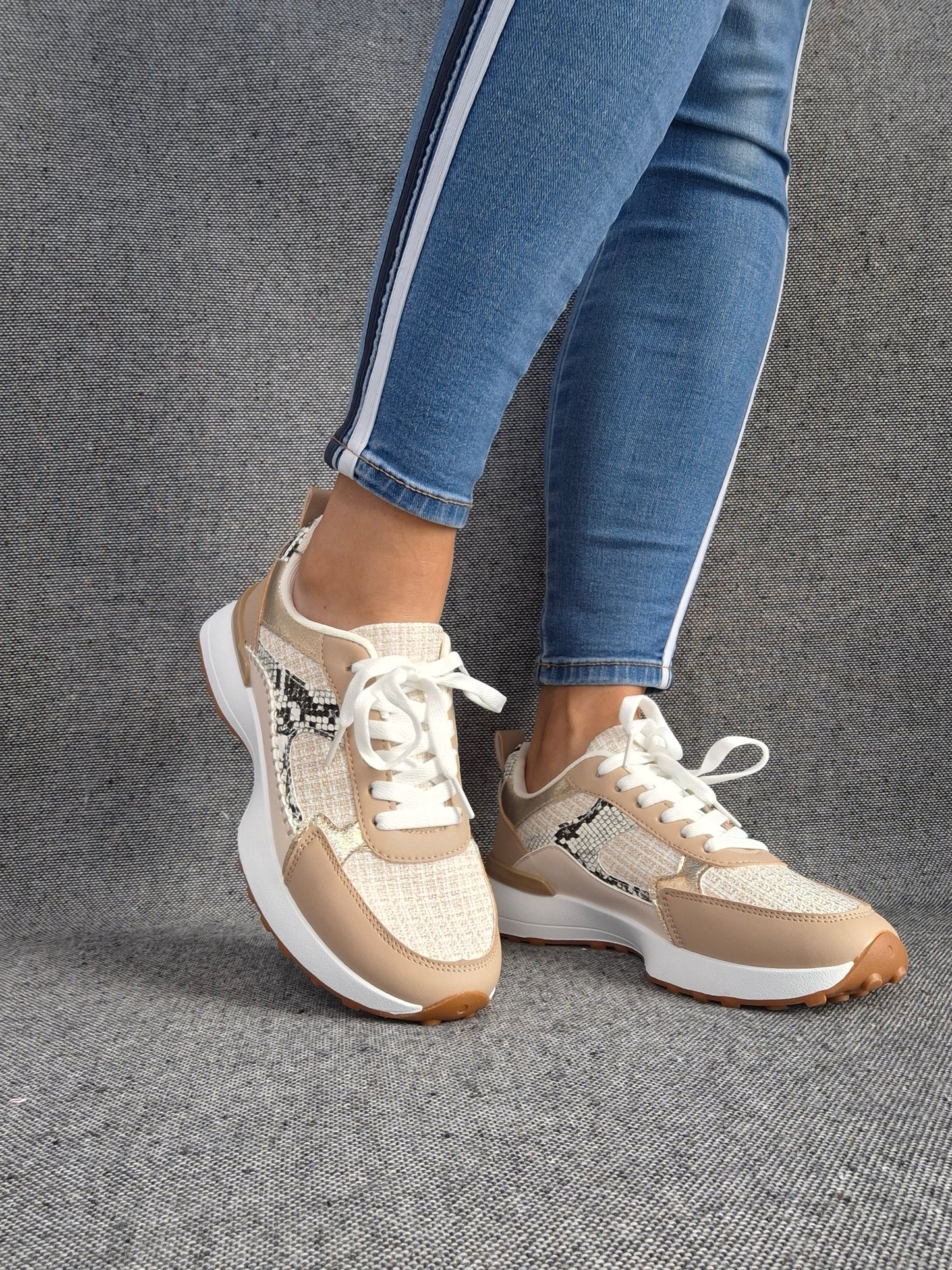 Chaussures baskets beige tissé à motifs serpent noirs et blanc style sneakers