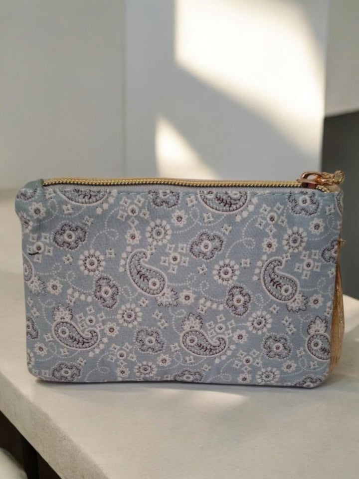 Pochette en tissu bleu clair motifs bandana “Amour”
