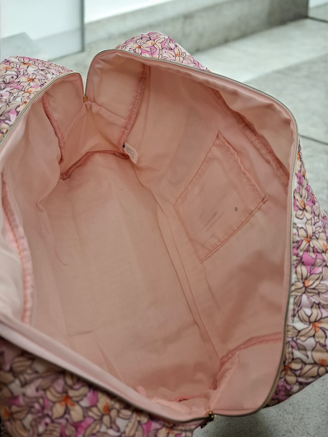 Sac week-end polochon en coton matelassé rose liberty fleuri rose et taupe